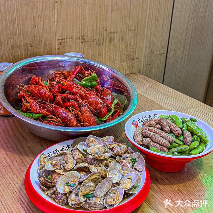 这家店的小龙虾真的… 太大了 到了夏天 龙虾都长成熟了
