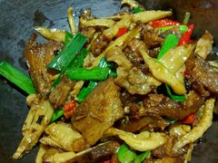腊尔山乳猪-逸兴楼·地道长沙菜(六沟垅店)
