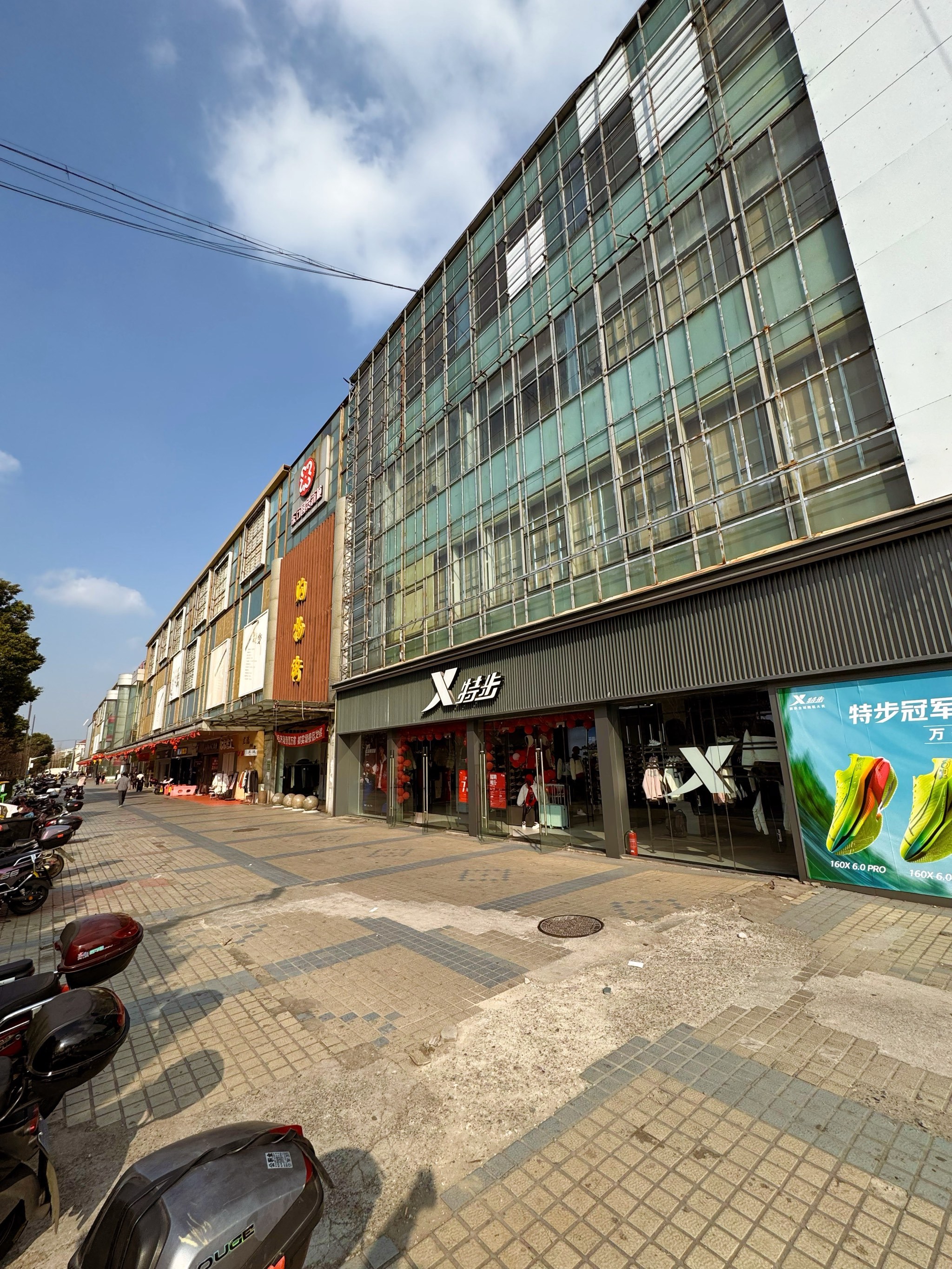 走进这个商场,仿佛回到了二十年前的七浦路