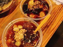 店对面的冰粉-岗上渣渣老火锅(两路口店)