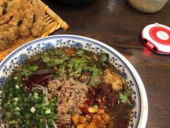 -爆炸头阿姨小四川正宗川味小吃(无任何分店)