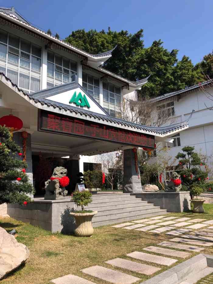 于山宾馆(客房)-"于山宾馆就开在于山风景区门口,五一广场对.