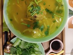 虫草花鸡汤粉-越弥越南传统美食馆