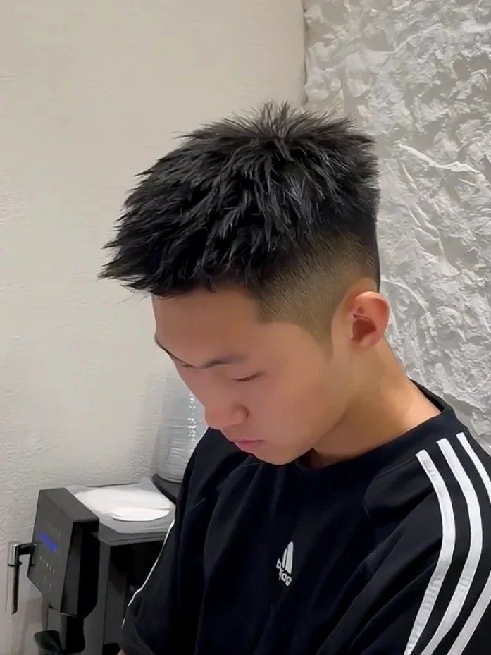 清爽短发前刺:修剪短发并把前面的头发向前刺起来,给人一种利落的