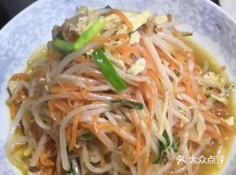 开春了，新韭上市，豆芽鲜嫩，炒盘合菜，润肺清火