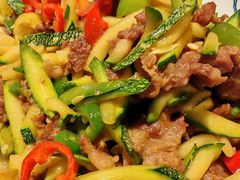 南瓜炒牛肉-头上红煨盐鸡·非遗院子餐厅