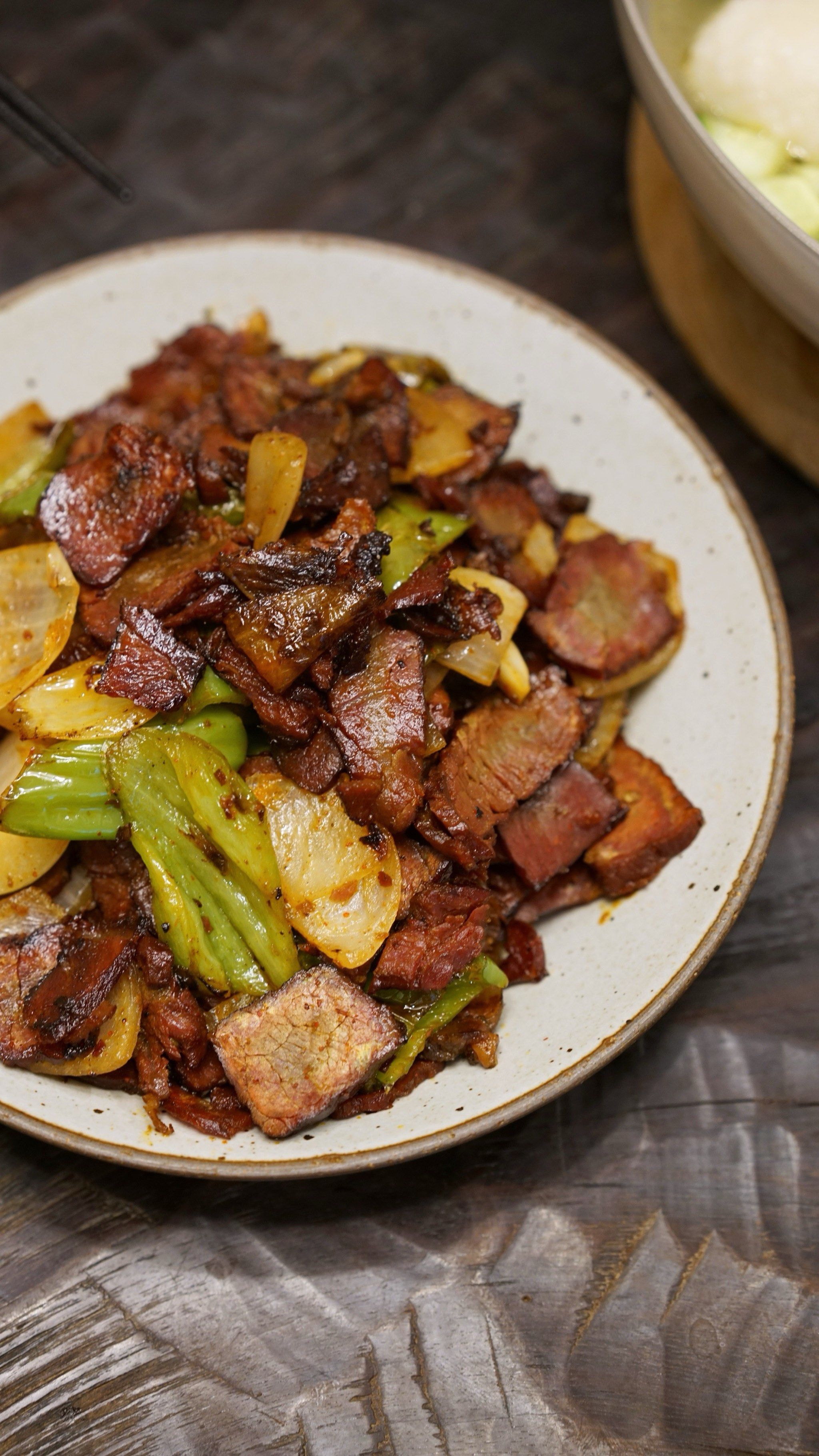 多年没做卤牛肉下锅
青椒洋葱切片断生