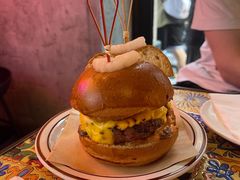 赛博朋克和牛芝士汉堡-LESCEDARS Brasserie Bistro香柏树