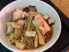 -松树干拌面店