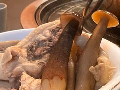 菌菇鸡煲-阿山卓·野生菌火锅·纳西火塘烤肉