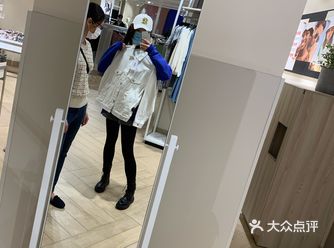 来试试衣服～店面看上去小，但其实里面还是很大的！