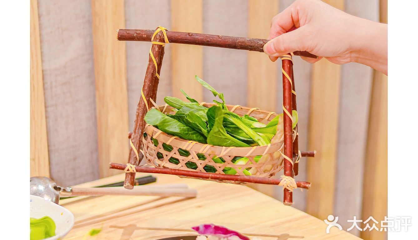 过分了！这家素菜火锅店会给仙女送花花，怎么这么加分🌷