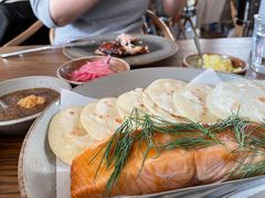 烟熏三文鱼配烤饺子皮和芥末籽酱-BOR Eatery(安福路店)