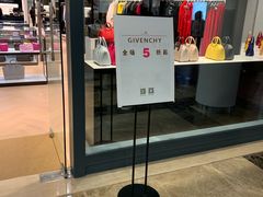 -GIVENCHY(佛罗伦萨小镇奥莱店)