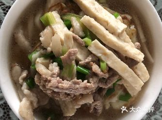 大火煮熟，加入挂面，顺时针搅拌一下