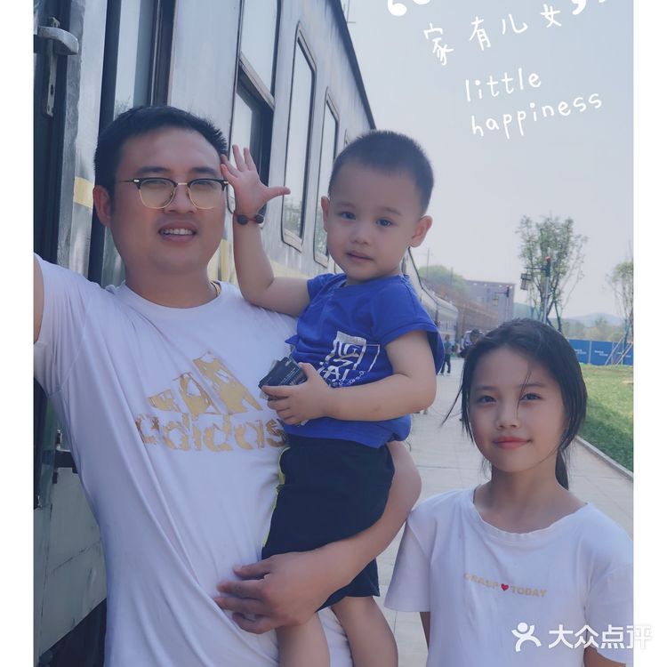 慈氏塔位于汴河街往下游走的一条老街里面，因为街道很老