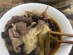 特色酸菜肉片米线-巴鑫田姐米线(巴南万达店)