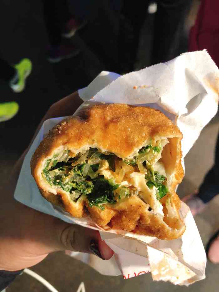 蚵仔包外皮不是酥脆型的,里面的蚵仔有点腥～总之没有罗东夜市的蚵仔