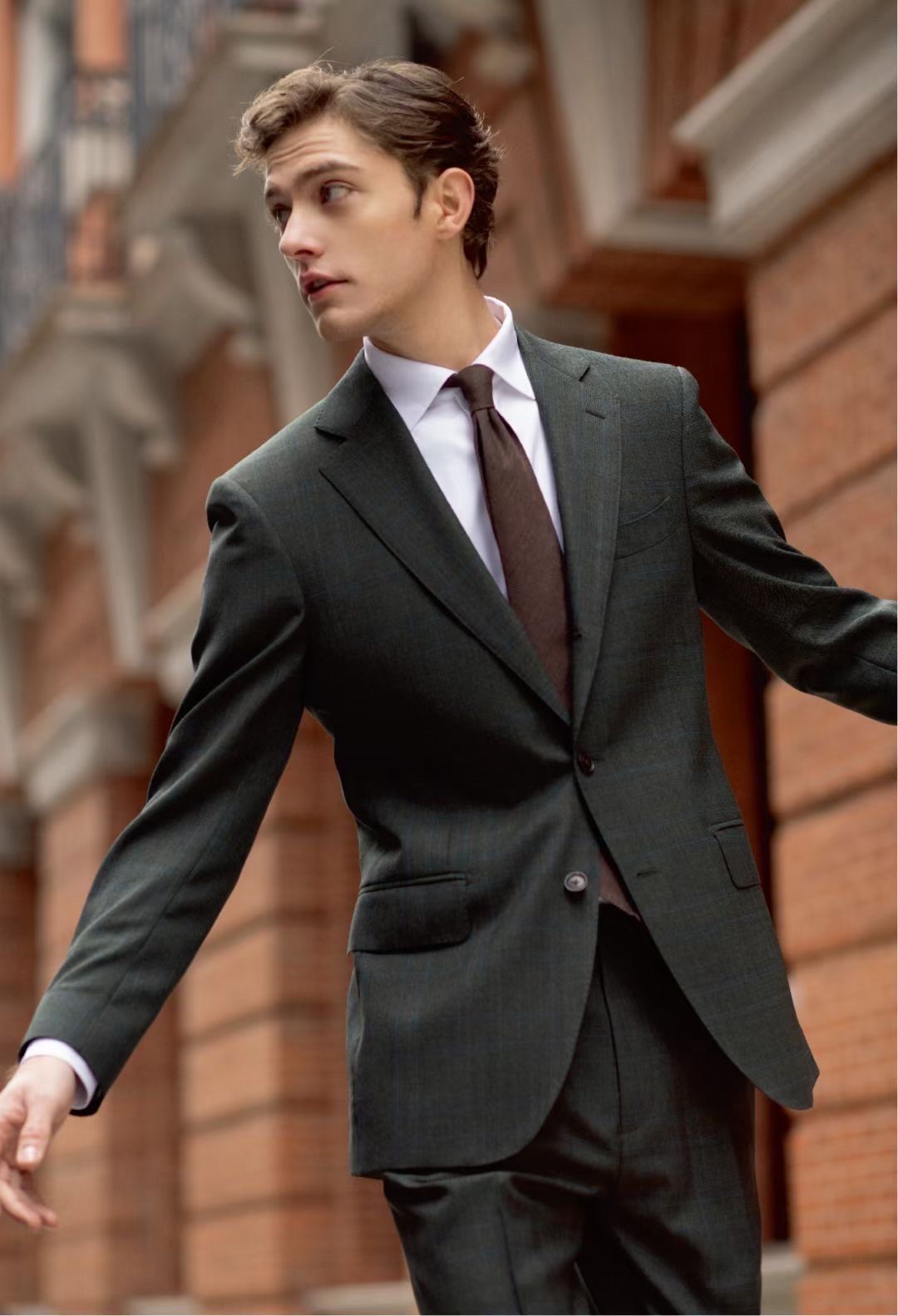 西装是一种正式的服装,通常用于商务场合和