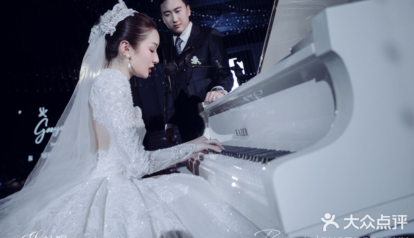 穿着婚纱加冕弹钢琴93天呐7515这是偶像剧现场吧