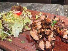 烤伊比利亚猪肋排配田园沙拉-LESCEDARS Brasserie Bistro香柏树