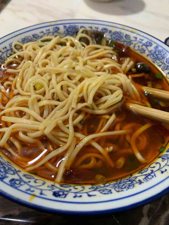 打分 当地人比较认可的面店,分量足,老爹爹服务热情 面条品种丰富