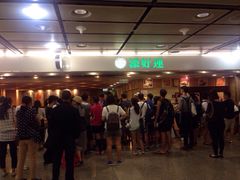 门口等位的食客-添好运点心专门店(中环IFC店)