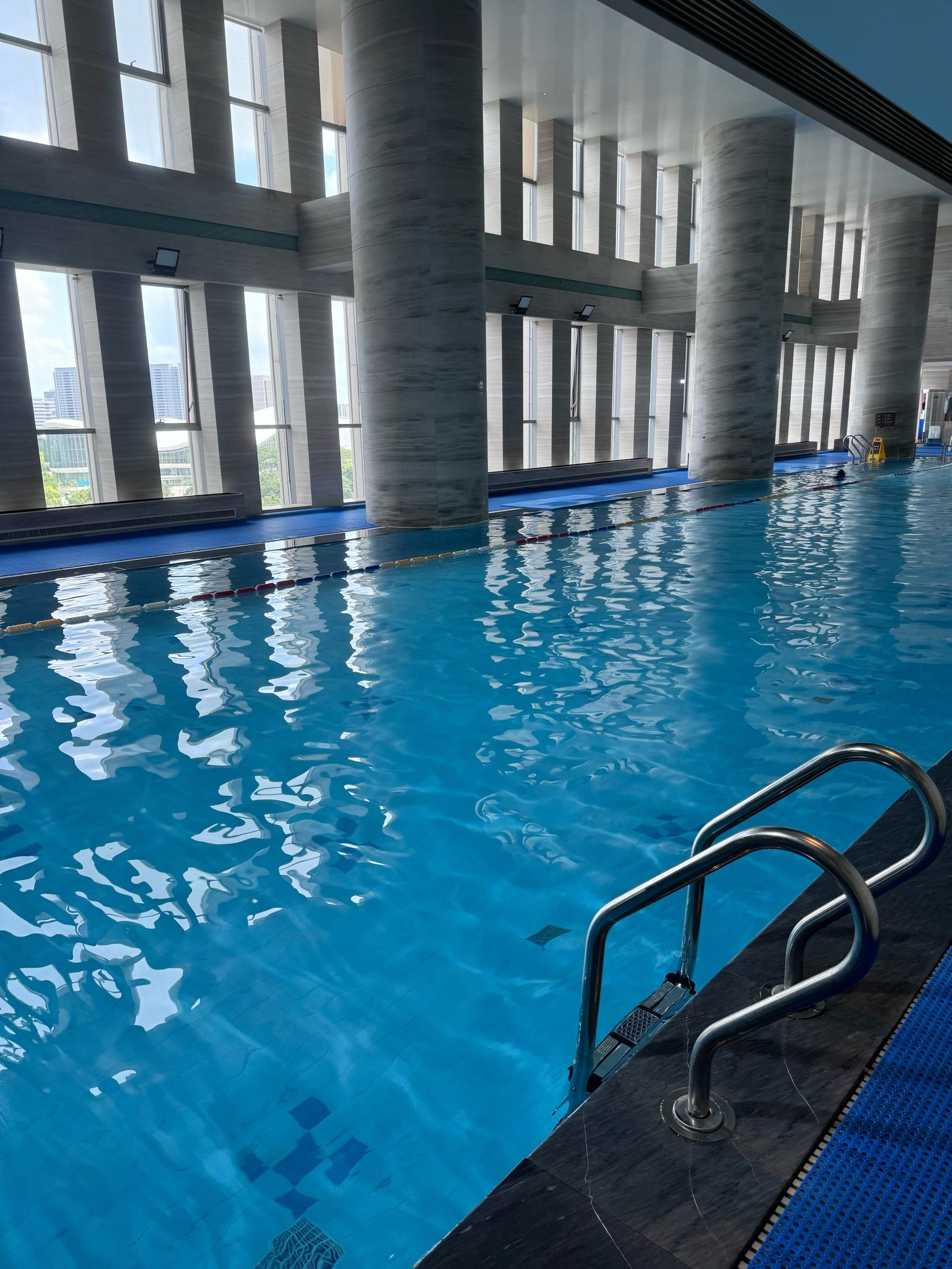 游泳池的自在时光