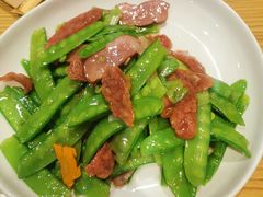 荷兰豆炒双腊-小镇大厨新概念复合中餐厅(万达广场大连高新店)