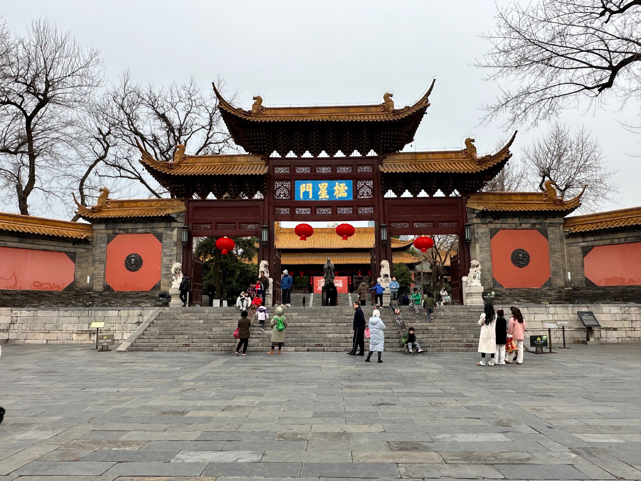 n朝天宫遵循中国古代礼制建筑以三大殿为中轴线,朝天