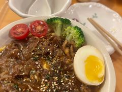 温泉蛋牛肉饭-柴の食堂·日式家庭料理·熊之肆(大学路店)