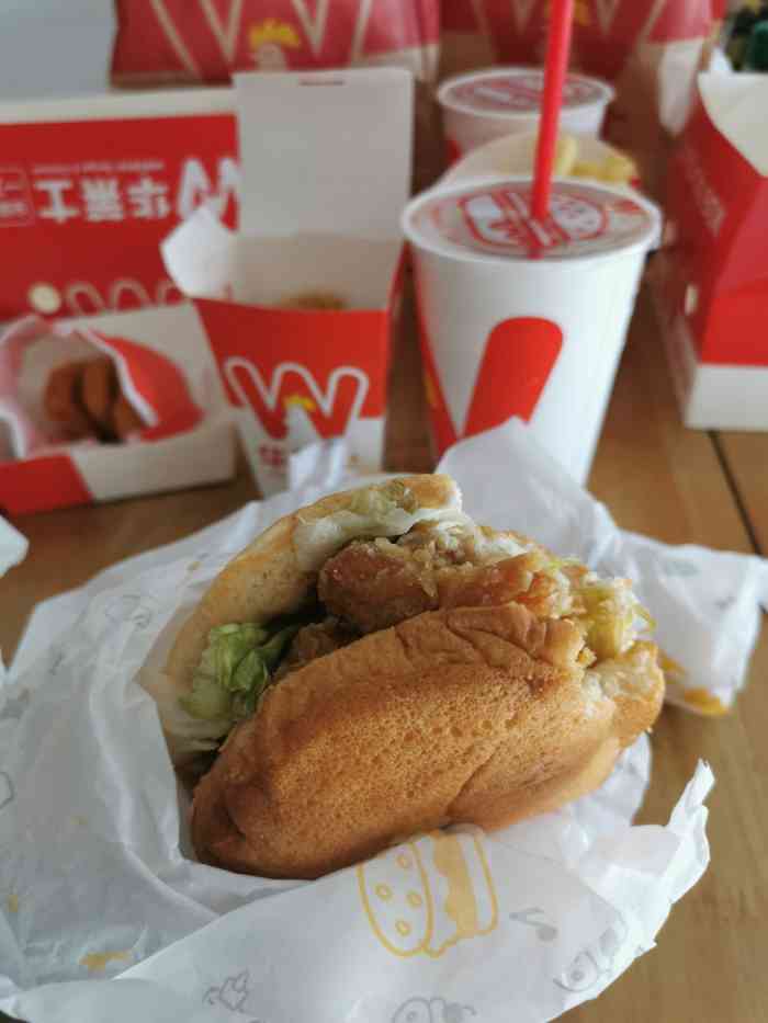 华莱士·全鸡汉堡(茸北店)-"他们家汉堡的味道很好,服务员也很热情,客