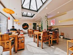 大堂-毛辣果·贵州红酸汤牛肉火锅(西单店)