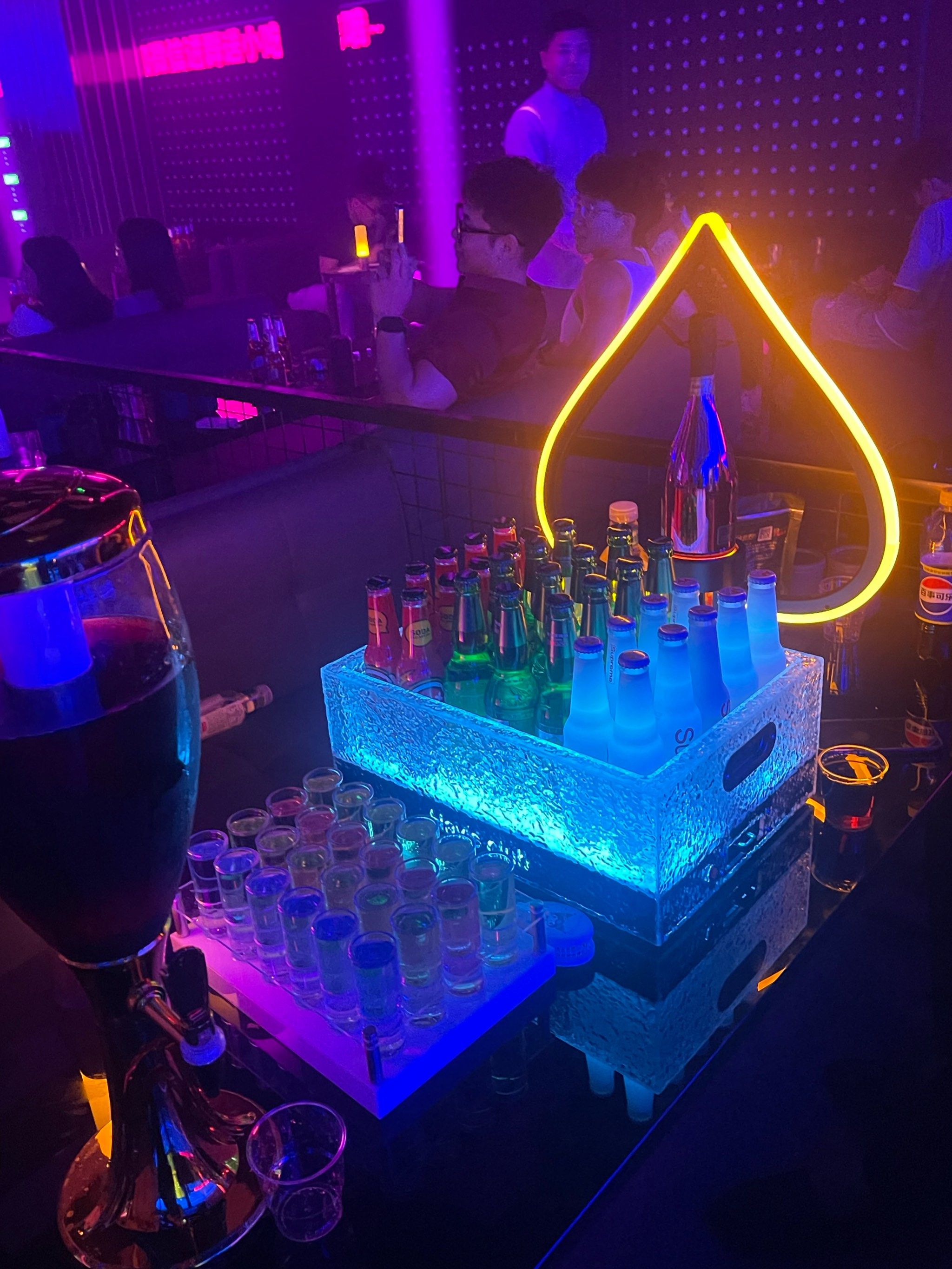 和姐妹去酒吧蹦迪