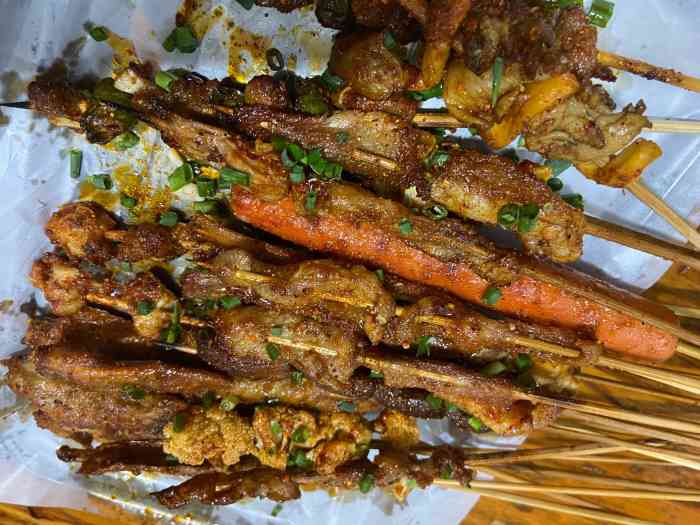 乐至小杨烧烤(和美东路店)-"位置就在路边,比较显眼,他们家的生意比较