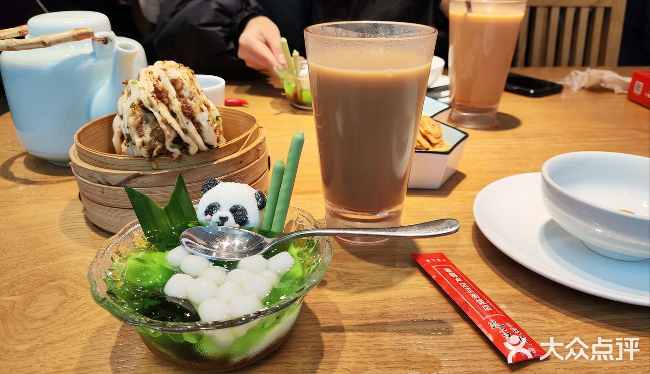 我与朋友们来到了一家川湘菜馆