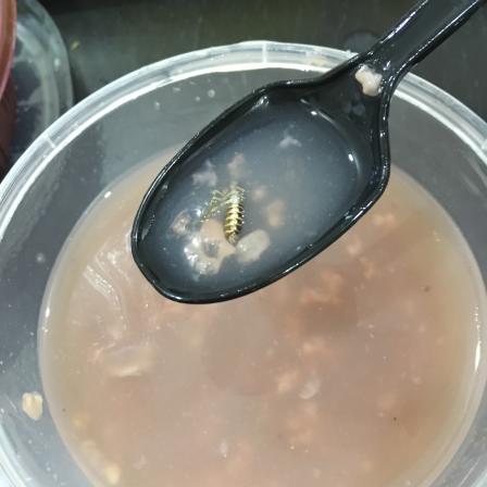 八宝粥里吃出蟑螂,太恶心!卫生条件要如何保证!