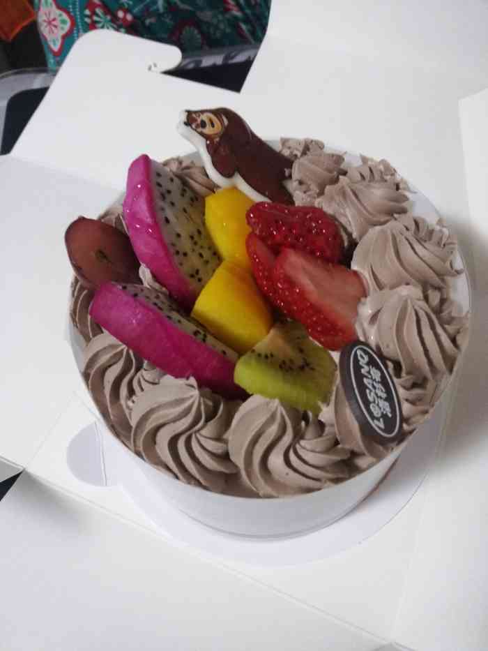 位于槐中路与煤机街交叉口的连锁蛋糕品牌洛杉奇,店铺两层楼一层选购