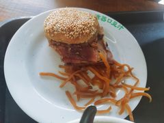 烧饼夹肉-老磁器口豆汁店(马家堡店)