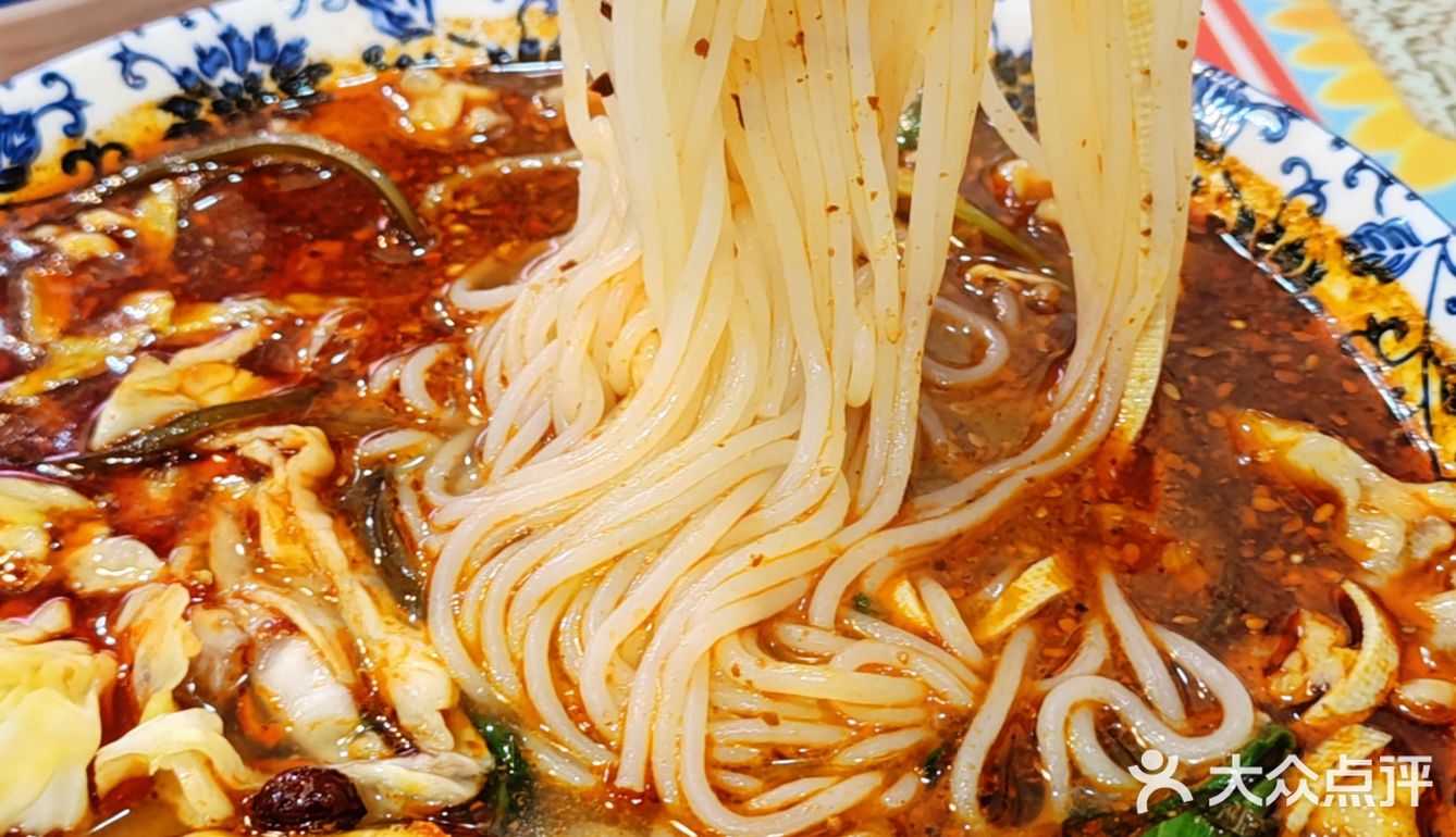 这米线的量大到让我【跪地求饶】[皱眉]