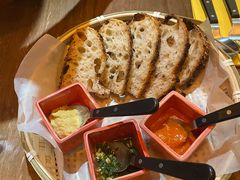 三种酱配酸面包-Mesa Madre梅萨妈妈·Bintana(国贸店)