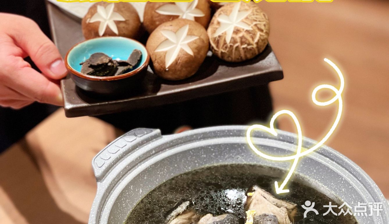 小草探店の陆家嘴超“黑”沉浸式日料