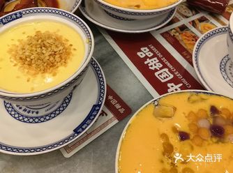 省府路. 上沿路全是美食小店，这家赵记传承的招牌很醒目