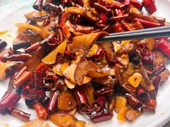 干辣椒炒美味牛肝菌-蔼若春.传承三十年云南菜(金碧公园店)