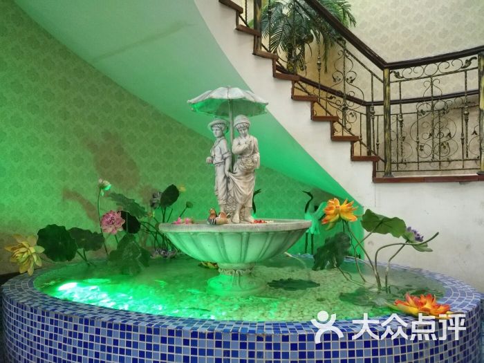 红鲤鱼大浴场图片 - 第1张