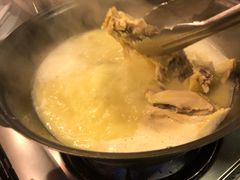 浓厚原只鸡煲花胶汤-鲜入围煮花胶鸡海鲜火锅