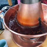加点儿蒜泥、小葱、小米椒、香菜，我喜欢韭花酱和酱豆腐