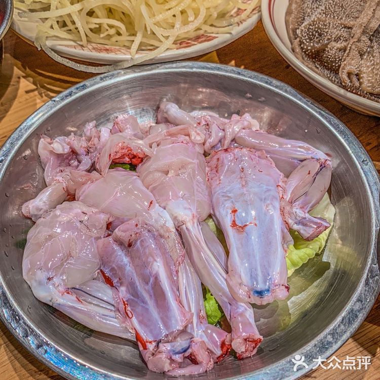 在万松园吃了开春的第一顿炭火老火锅，舒坦极了‼️