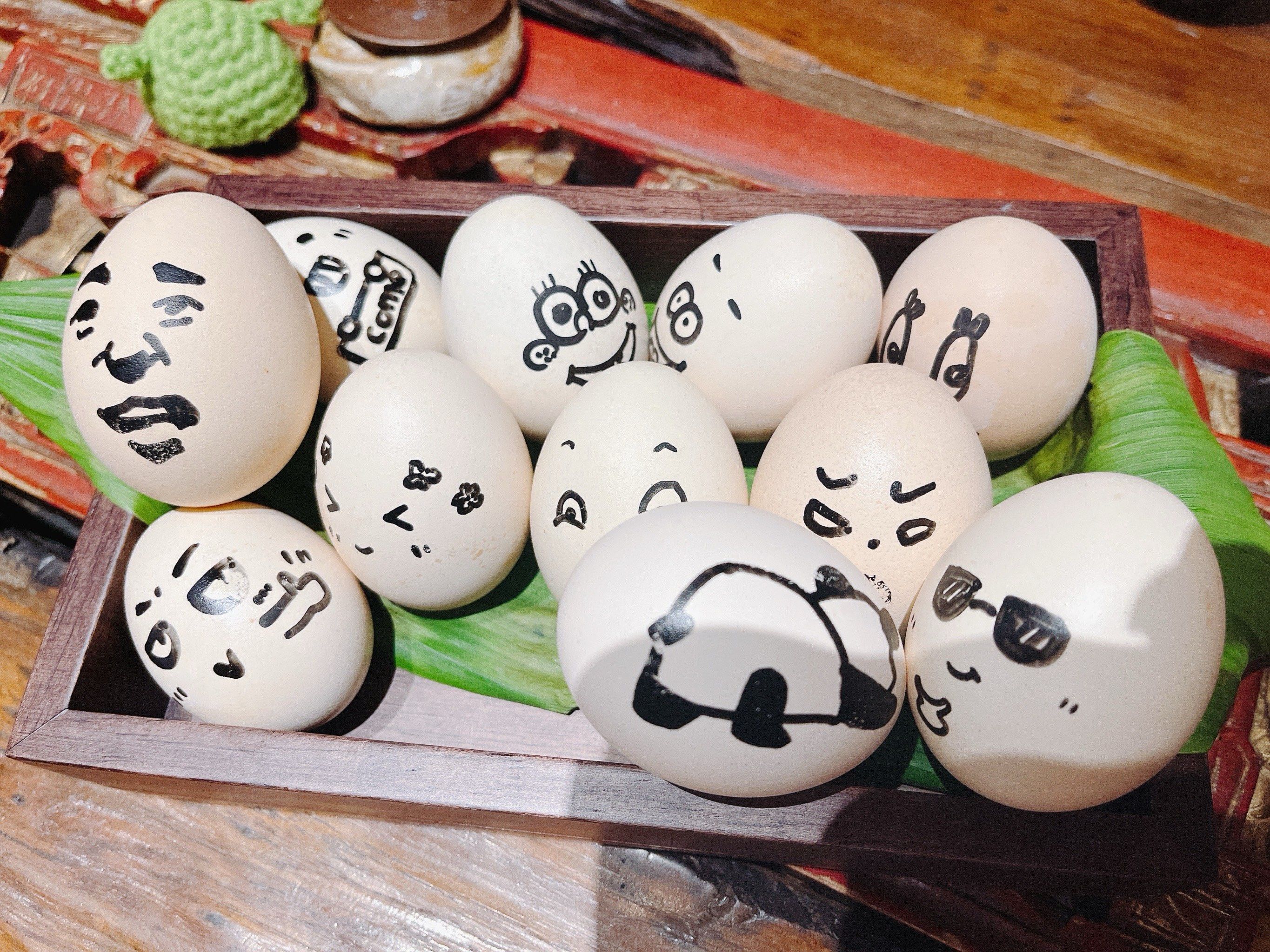 吃饭的餐厅看到的创意鸡蛋画
怪可爱的