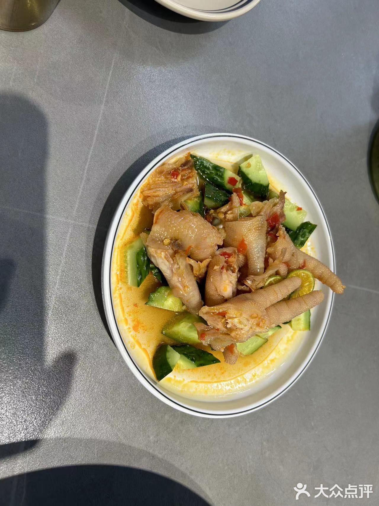 摸愚家的砂锅菜是我们一致认为的一家，毕竟砂锅炖的菜更香